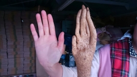 三女の両手と思いきや・・・・
よ～くご覧下さい！

「・・・・・・・・・・ﾋｨｨｨ・・・・・ｯΣΣ（°д°；）」
こんな形の自然薯ちゃんも出来ました・・・ｺﾜｯ・・・
