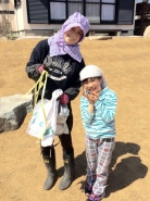 張り芝作業完了後、『3月17日同盟』のツーショット～(^^)
姪っ子のみゆちゃんは、なかなか我が家のお仕事を手伝う機会がないので、今回のお泊りで良い経験になったのではないかな～(*´▽｀*）