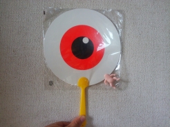 さてさて、お次はこの『うちわ♪』
そう、目玉の親父～（＾Ｏ＾）
蒜山は鳥取県と岡山県の県境にあり、車を走らせればすぐ鳥取県なのです。『ｹﾞｹﾞｹﾞの鬼太郎』や『名探偵ｺﾅﾝ』のｸﾞｯｽﾞが沢山♡
その中でも次女が気に入って購入したのがこのうちわ♡♡♡
よ～く見てみて♪