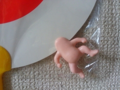 ほらっ♡♡♡
ちっこい体が付いてるぅ～（≧▽≦）
しかも斜めってるぅ～（笑）
でもね、何かが付いてないの・・・
親父（男性）なのに、何かが・・・。
三女に言うと・・・
「お姉ちゃんっ！注目するとこ、そこぉっ！？　Σ（°д°lll）」
と、突っ込まれちゃいました（´・＿・｀）
ちっ・・・妹のくせに生意気なっ！（｀д´）

以上でございますっ!!!

