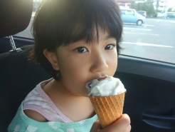 と思いましたが、一つおまけを（笑）
先日、次女の娘に『1学期頑張ったで賞』と題し、ご褒美にｱｲｽをあげました♪　黙々と真剣に食べ続けている娘の口元はというと・・・
