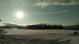 この冬の蒜山は、例年になくとても雪が少なく、今年に入っての仕事始めが、なんと自宅周辺の芝切りという、滅多にない現象が起こりました（＾＾；