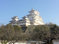 別名、『白鷺城』
平成の大改修から1年程経とうとしておりますが、やはり白くて美しかったです！お城好きのかっちゃんはとにかく嬉しくて、歩く足取りがまぁ～軽い軽い（＾＾）
