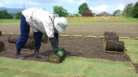 こちらは別日の芝切りの様子です（＾＾）
ロールですよ～♪バームクーヘンみたい～♫
夏場のロールの芝切りは、地獄です（+_+）
汗をブルブルかきます・・・（-＿-；）

えっ？痩せたいって？?
お待ちしておりますm(_ _)m（笑）