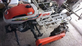 ←キャベツの苗植え機です！

その名も・・・　

『ベジータ　Ｊｒ』

ﾍﾞｼﾞｰﾀ・・・・ｼﾞｭﾆｱ・・・・

んっ？　という事は・・・

トランクス・・・(゜o゜)？　（笑）