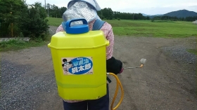 ←除草剤をまく道具です！

その名も・・・

『草退治　桃太郎』

鬼は退治出来ないようです・・・（-_-；）