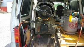 火で鎌を温め、圧力をかけている最中です。
グルングルンと機械が回っておりました。