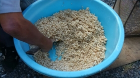 カラメル状に熱した飴を混ぜ混ぜ中～♪♫♪♫♪