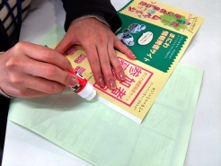 のりしろに糊をぬりぬり。
（両面テープでもいいですね）