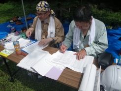 答え合わせしてます。１級から７段まで、みんな認定されるかな？
