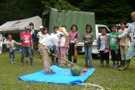 恒例のスイカ割りです。