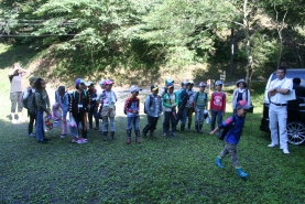 当日は天気も良く予定通り23名の子ども達が集合　　受付後3班に分かれ　それぞれにインストラクターと　アシスタント3名とともに森の中へ。