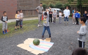 授与式後雨も上がり、屋外でのスイカ割りへ。