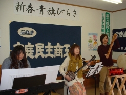 沖縄民謡・ポップスのグループＨＵＬＬ（ハル）のみなさんです。

ＨＵＬＬのみなさんの歌声が聴きたい方は、下記へご連絡ください。

春木　夕香里さん
電話　0867-54-0550