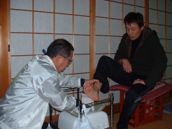 若い人もカルシウムをたくさん摂ってね。

骨密度測定器で骨密度を測っています。