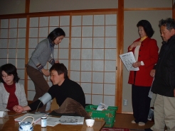 血圧測定、みんな並んで待っています。