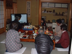 「ようこそ民商へ」というＤＶＤをみんなで観ました。その後民商へ入会した時のことなどを語り合いました。