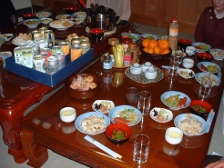 　支部長夫人手作りの料理に舌鼓を打ちました。
　なんと食欲をそそる松茸の澄まし汁の香りがたちこめていました。
　この香りをみなさんのところに届けられないのが残念です。