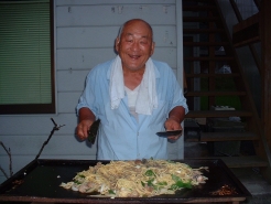 おいしい焼きそばを一生懸命焼いてくれました。