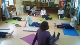 マットの上でストレッチ