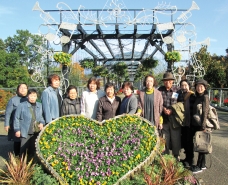 　とっとり花回廊で部員さんに撮ってもらいました。
　ハートフルスポットです。