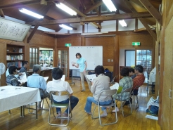 美人作業療法士の住吉さんのお話を、みんな
真剣に聞いています。