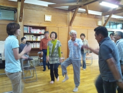 足の腿をしっかりあげて足ふみをしました。