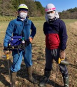 服装の例です。
ボランティアさんはバーナーではなく、ジェットシューター（水タンク）を背負います。