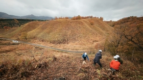 防火帯作業では、樹林と草原の境界で刈ってある草を草原の方に寄せます
