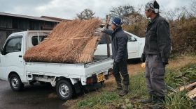 茅刈りでは、まず茅葺職人さんにご登場いただき、茅葺屋根の構造や葺く方法を解説いただきます。