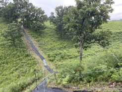 鳩ヶ原に設置中の電気柵