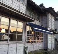 西日に照らされながら、輝いている外観