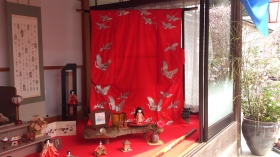 真っ赤な着物に、金糸の鶴の刺繍が素晴らしい。