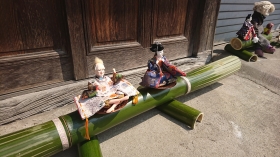 竹細工に飾られた雛人形