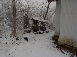 稲荷神社裏の雪をかぶった石碑と社