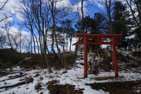 降雪後の残雪が残る稲荷神社の鳥居と神社周辺
