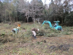 重機を使って、伐採した木、竹を搬出して、処分しました。