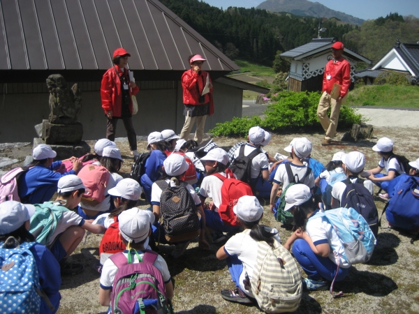地元小学生へガイドをしている様子