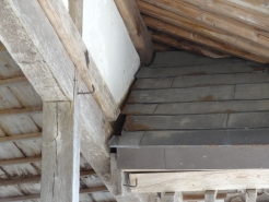 拝殿の屋根と拝殿の接続部です。離れてしまっています。