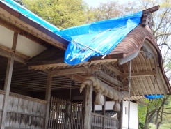 拝殿の屋根部分です。この下には絶対に入らないでください。