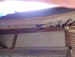 屋根のあちこちがこのように傷んでいます。