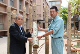 井尻学長へ手渡しました。