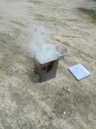 火がつくと、白い煙が出てきます。