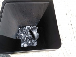 煙が透明になったところで、水をかけて消火。