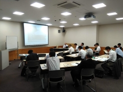 勉強会の様子（本庁舎２階会議室）