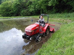 途中、交代して少し運転させていただきました。トラクターで田んぼの中を走るのは、道路を走るのとは違う感覚です。水陸両用車みたいな・・・。
ハンドルの切り返しが多いと荒がきのラインが歪んでしまいますので、ゆっくりと進路を修正していきます。