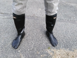 今回は田植え用の長靴を準備しました。昨年青刈りの時に普通の長靴で入ったら、すっぽ抜けて歩きにくかったのですが、コイツは一味違います。足にぴったりフィットしてＧＯＯＤ！！