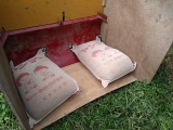 籾袋の中に次々と籾が流れ込んできます。満タンになった籾袋は軽トラに載せて運搬します。これ結構な重さです。