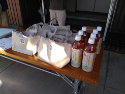 受付には、地域のお母さんお手製のミニバッグと社米（新米です！）お土産も準備完了です。