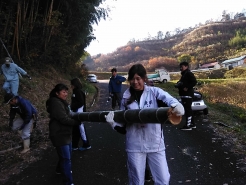 大学生の皆さんも、積み込みのお手伝い。